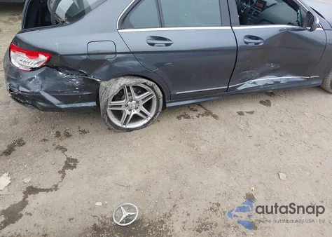 2009 Mercedes-Benz C 300 Luxury/Sport z USA, uszkodzony, nr VIN WDDGF54X29F229166